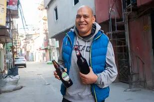 Osvaldo Salazar muestra orgulloso su cerveza en el Barrio 31