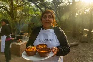 Las cocineras abren las puertas de sus casas para ofrecer sus platos a los turistas