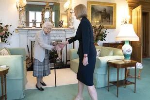 La reina Isabel II recibe a Liz Truss durante una audiencia en Balmoral en la que invitó a la recién elegida líder del partido conservador a convertirse en primera ministra y formar un nuevo gobierno