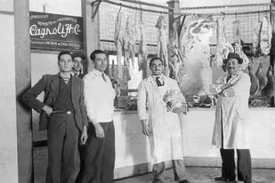 Carnicería Cagnoll Hnos, en el puesto 5 del Mercado Munical de Tandil, en 1933