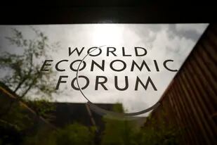 El logo del Foro Económico Mundial se ve en la ventana del recinto antes de la inauguración de la cumbre en Davos, Suiza, el domingo 22 de mayo de 2022. (AP Foto/Markus Schreiber)
