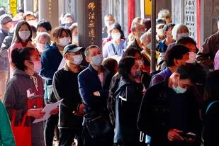 Personas hacen filas en un templo en Taipei, Taiwán
