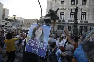 Militantes frente al Senado de la Nación tras conocerse la condena contra Cristina Kirchner.