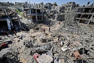 Palestinos evalúan el daño causado por los ataques aéreos israelíes en Beit Hanun, en el norte de la Franja de Gaza