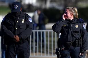 La policía de la capital estadounidense reacciona después de que el ataúd con el oficial de policía caído, Brian Sicknick, pasara durante una procesión fúnebre en Washington, DC el 10 de enero de 2021