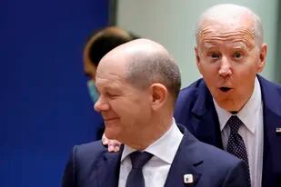 El presidente de Estados Unidos, Joe Biden (derecha), pone su mano sobre el hombro del canciller de Alemania, Olaf Scholz, a su llegada a una cumbre de la Unión Europea, en Bruselas, el 24 de marzo de 2022. (AP Foto/Olivier Matthys)
