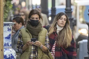 Juliana Awada y Valentina Bartier, su hija, de paseo por Madrid