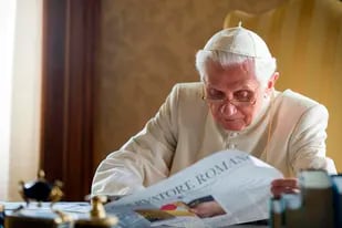 El papa Benedicto XVI, en 2010, leyendo el Observatorio Romano