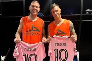 Dos jugadores de Cruz Azul posaron con la camiseta de Messi y un exfutbolista argentino salió al cruce