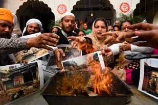 Los trabajadores del partido del Congreso realizan un ritual para rendir homenaje a las víctimas de los disturbios sectarios de esta semana en Nueva Delhi por la ley de ciudadanía del primer ministro Narendra Modi, en un templo en Amritsar