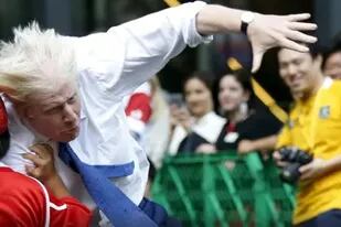 Boris Johnson tacklea a un niño de 10 años