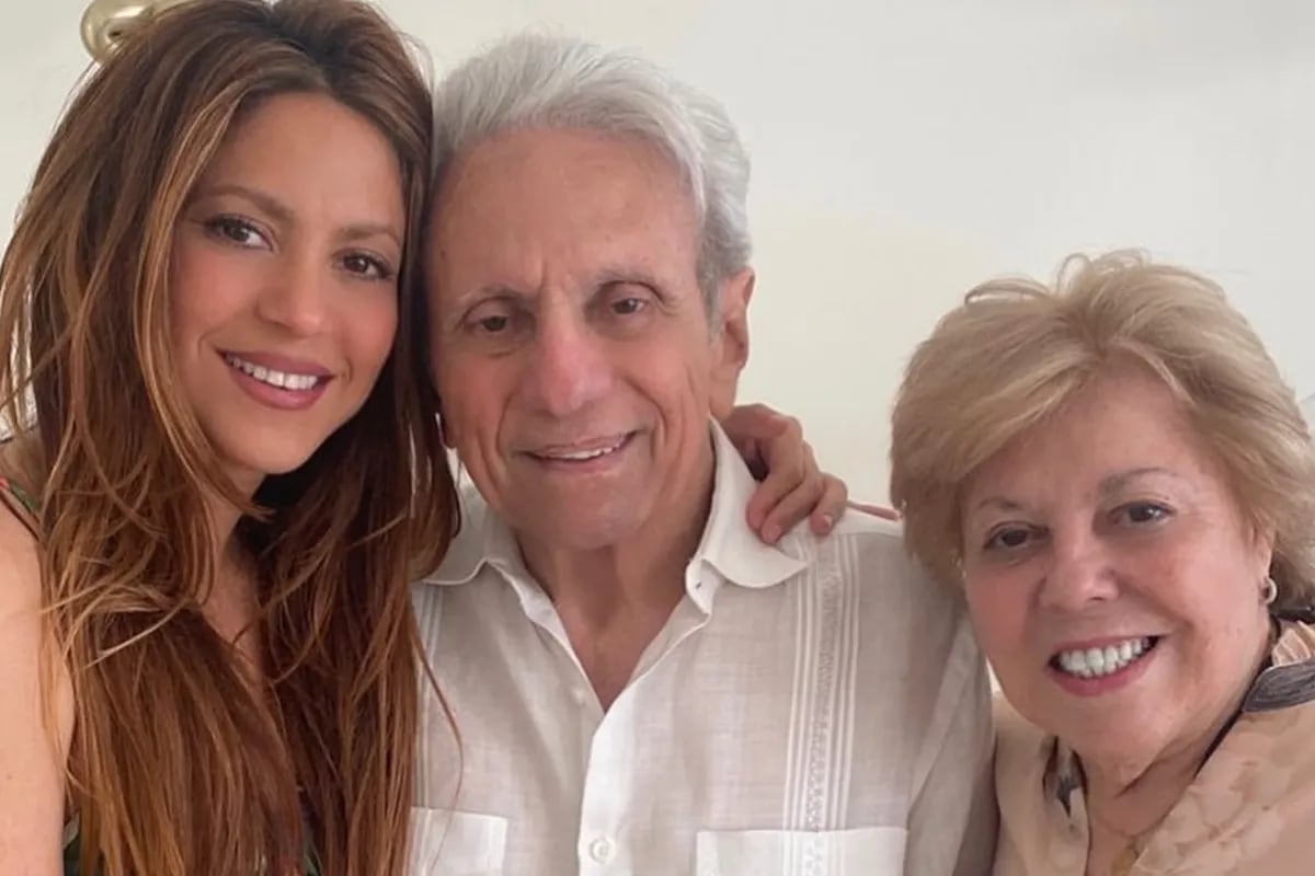 Shakira junto a sus padres, William y Nidia.