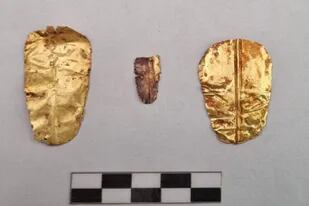 En las tumbas de 2500 años halladas en Egipto, arqueólogos de la Universidad de Barcelona encontraron los restos de un hombre y una mujer, ambos con láminas doradas dentro de sus bocas
