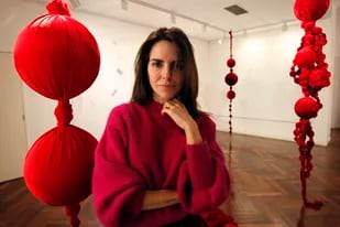 La artista y escritora Paula Parisot expone su vida a través de pinturas, esculturas y videos en la Embajada de Brasil