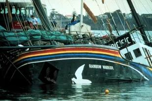 01-06-1985 El militar de los servicios secretos franceses Jean-Luc Kister se ha disculpado por el hundimiento del buque de la organización ecologista Greenpeace 30 años después del ataque. El barco fue hundido en 1985 en Auckland, Nueva Zelanda, por la explosión de dos bombas colocadas por la Dirección General de la Seguridad Exterior francesa (DGSE) en una espectacular operación de submarinismo en la que murió un activista POLITICA OCEANÍA NUEVA ZELANDA GREENPEACE