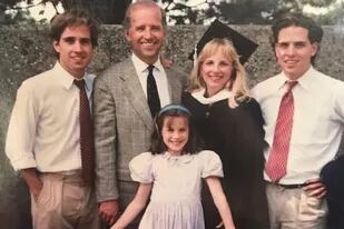 Joe Biden junto a su esposa, Jill, y sus hijos, el difunto Beau, Hunter y Ashley