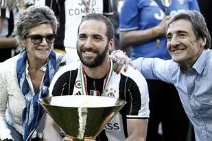 Gonzalo Higuaín en una celebración con Juventus, junto con su mamá, Nancy, y su papá, Jorge