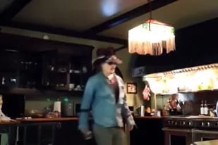 Captura del video en el que Johnny Depp destroza y golpea los muebles de su cocina