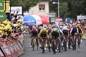 Las mujeres recuperaron su Tour de Francia y lo lidera una ciclista que acampaba de niña junto al camino