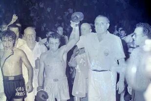 Victorioso en el Luna Park, el 10 de diciembre de 1966, cuando retuvo el título mundial mosca; a su lado, el vencido, el mexicano Efrén "Alacrán" Torres