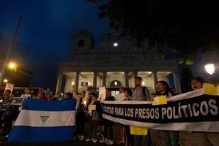 Protestas de nicaragüenses de la diáspora frente a la Catedral de San José de Costa Rica