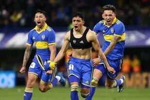 Luca Langoni grita con furia el segundo gol que marcó para el 2-1 de Boca ante Atlético Tucumán, en la Bombonera; una noche soñada para el N° 41, que celebra con Alan Varela y Luis Vázquez