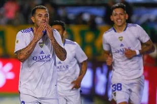 La dedicatoria de Cardona tras su gol, el segundo de Boca; se acercan a saludarlo Salvio y Vázquez