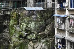 Encontraron una enorme estatua de Buda, a la que le falta la cabeza, enterrada parcialmente debajo de un complejo residencial de departamentos en la localidad de Chongqing, en el suroeste de China
