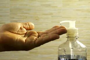 Al poseer un 65% de alcohol en su composición, tiene la capacidad de eliminar hasta un 99% de gérmenes y bacterias y es un complemento al lavado de manos con agua y jabón