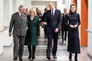 Dueños de una excelente relación, Carlos y su hijo William charlan animadamente en los pasillos del centro que recorrieron junto a sus mujeres, las duquesas Camilla y Kate.