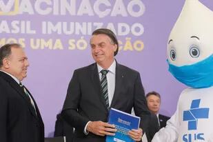 Bolsonaro presentó el plan de vacunas, pero advirtió que él no se la aplicará