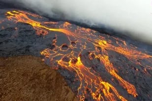 El especialista londinense Hugo Healy, grabó unas increíbles imágenes de un volcán en erupción