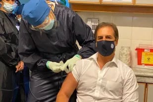 Lacalle Pou publicó en sus redes sociales el momento en que fue vacunado en el hospital Maciel