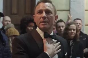 En las últimas horas, se viralizó el video en el que Daniel Craig se emociona al despedirse del papel que interpretó durante 15 años
