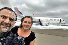 La imagen cubierta de espuma que subió una pareja de pasajeros que iba en el vuelo que se incendió