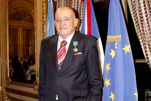 Aníbal Jozami, con la medalla de la Orden de las Artes y las Letras