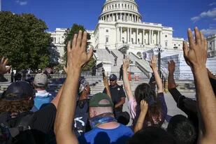 Los manifestantes se reúnen en el Capitolio de Estados Unidos durante las protestas el 7 de junio de 2020 en Washington, D.C.