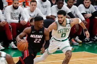 Jimmy Butler del Heat de Miami avanza superando a Jayson Tatum de los Celtics de Boston en el juego 3 de las Finales de la Conferencia Este el sábado 21 de mayo del 2022. (AP Foto/Michael Dwyer)