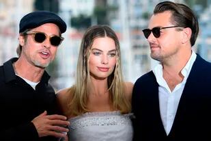 Brad Pitt, Margot Robbie y Leonardo DiCaprio posan para los paparazzi en Cannes