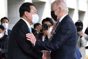 El presidente surcoreano Yoon Suk Yeol, a la izquierda, saluda al mandatario estadounidense Joe Biden antes de su reunión en la Casa del Pueblo en Seúl, Corea del Sur, el 21 de mayo de 2022. (Song Kyung-Seok/Foto compartida vía AP)