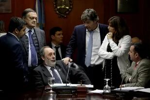 Pablo Tonelli, en el centro, votó en contra de la terna que apoyaron otros consejeros opositores