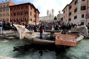 Ecologistas protestan en la ''Fontana della Barcaccia'' en la Plaza España de Roma.