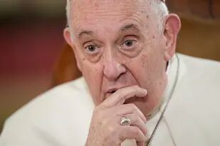 El papa Francisco habla durante una entrevista con The Associated Press en el Vaticano, el martes 24 de enero de 2023. (AP Foto/Andrew Medichini)