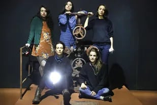 Laura Fernández, codirectora, junto a Elisa Carricajo, Laura Paredes, Pilar Gamboa y Valeria Correa