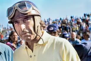 1976. Juan Manuel Fangio se calzó el casco en Long Beach para una demostración durante el Grand Prix de la Costa Oeste de EE.UU.