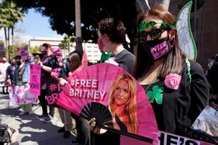 Simpatizantes de Britney Spears se manifiestan afuera de la corte durante una audiencia