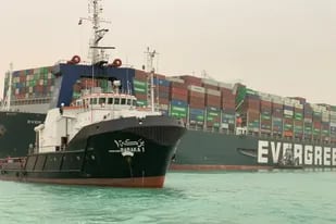 El "Ever Given", un navío de más de 219.000 toneladas que se dirigía a Rotterdam (Holanda) procedente de Asia, quedó atravesado impidiendo el tráfico cuando acababa de atravesar la entrada sur del Canal de Suez