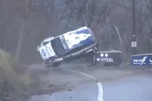 Grave accidente en el rally, un piloto golpeó contra una colina, volcó y cayó al precipicio