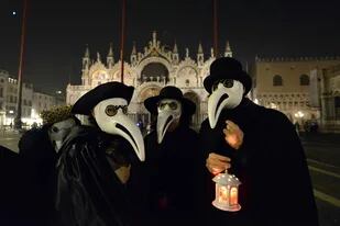 Turistas disfrazados de "plaga" en la Plaza de San Marcos, Venecia