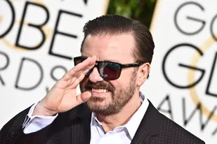 Ricky Gervais en los Globos de Oro de 2016; será su quinta oportunidad como conductor de los premios de la Asociación de Prensa Extranjera de Hollywood